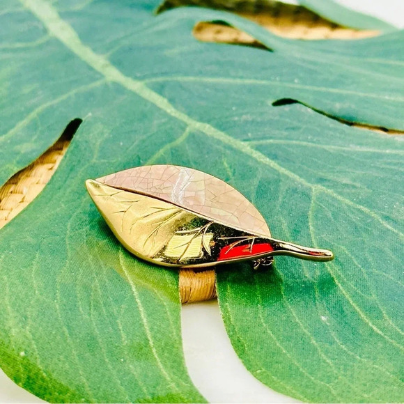 Vintage Liz Claiborne Leaf Brooch Pin Signed Pearlized Accent 2” Long Go… - Picture 4 of 9